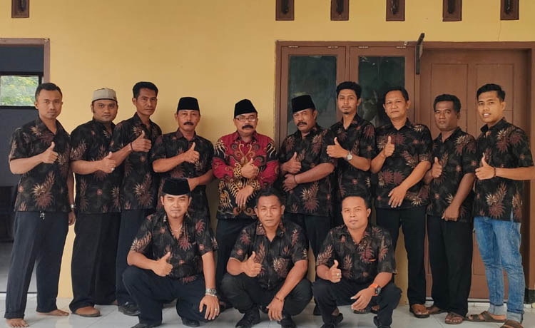 KOMPAK: Kepala Desa Kedungrejo Endi Supriadi (batik merah) bersama para Perangkat Desa Kedungrejo.