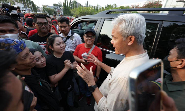KENA PHK: Layla dan Onit mengadu kepada Ganjar Pranowo di depan Balai Kota Cirebon, Minggu (8/10).