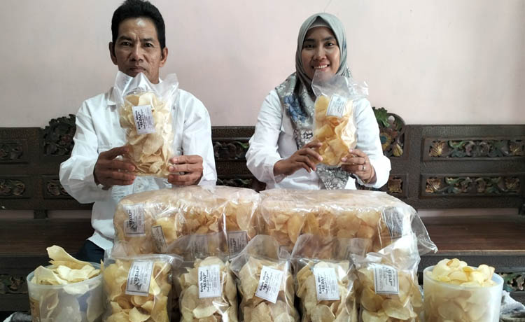 ANDALAN: Kades Lebakrejo Arimi bersama pelaku UMKM keripik singkong dan mbote di Dusun Sumberejo, Desa Lebakrejo, Kecamatan Purwodadi.