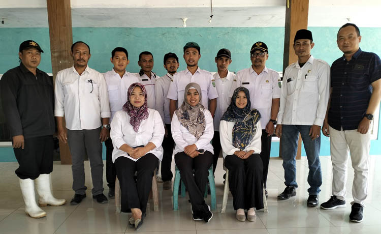SELALU KOMPAK: Kades Lebakrejo Arimi (duduk tengah) bersama perangkat desa.