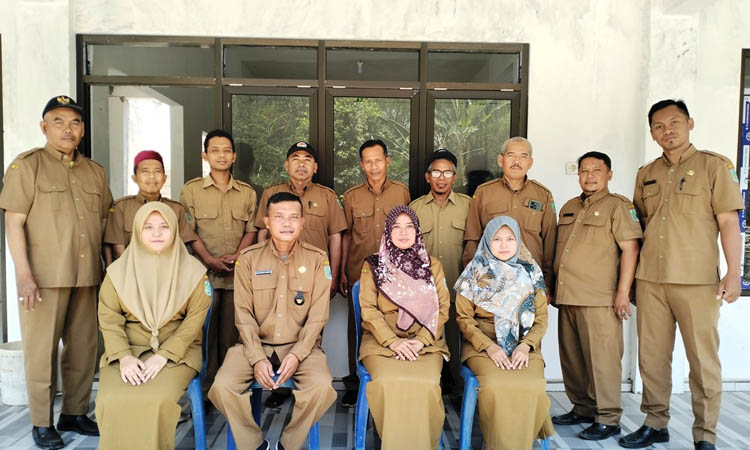 MELAYANI MASYARAKAT: Kades Parerejo Mohammad Maskur (duduk dua dari kiri), bareng bersama perangkat desa setempat.