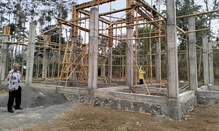 BERTAHAP: Pembangunan Balai Desa Sentul di Dusun Gunting. Balai Desa ini dibangun dari bantuan khusus keuangan.