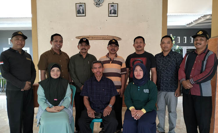 MELAYANI MASYARAKAT: Pj Kades Jatisari Iksan (duduk tengah), bersama perangkat desa setempat.