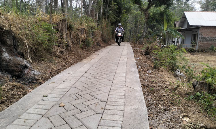 LEBIH MULUS: Pavingisasi jalan lingkungan sudah terealisasi di Dusun Kebonjati, Desa Sentul, Kecamatan Purwodadi.