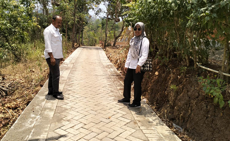 LEBIH NYAMAN: Pavingisasi jalan usaha tani yang sudah selesai dibangun di Dusun Banjiran Tengah, Desa Lebakrejo, Kecamatan Purwodadi.