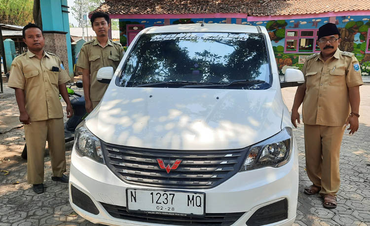 FASILITAS KESEHATAN: Kepala Desa Kedungrejo Endi Supriadi (kanan) bersama perangkat desa menunjukkan mobil siaga.