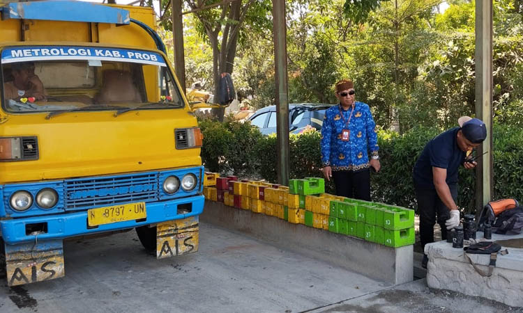 DIUKUR: Tera ulang jembatan timbang elektronoik PT Bahtera Kurnia Abadi Desa Jabungsisir Kecamatan Paiton yang dilakukan Selasa (17/10) lalu.