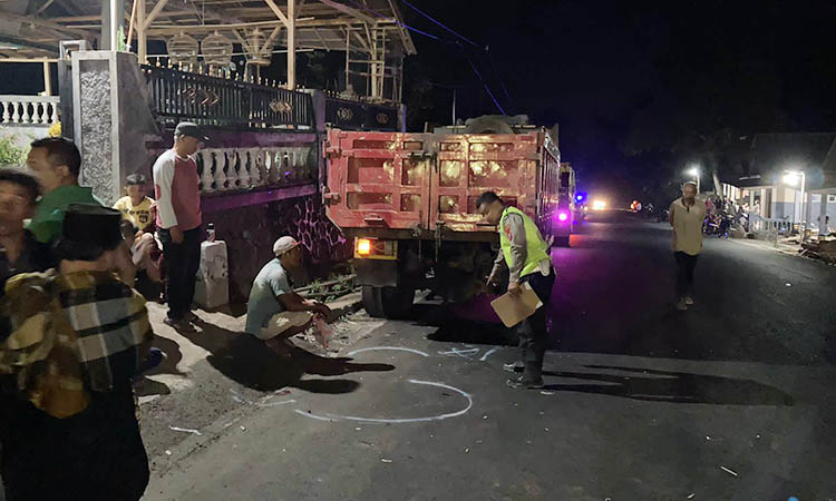 OLAH TKP: Anggota Satlantas Polres Probolinggo melakukan olah TKP kecelakaan yang menimpa Beanto di Jalan Raya Bromo, Desa Boto, Kecamatan Lumbang, Kabupaten Probolinggo, Selasa (17/10).