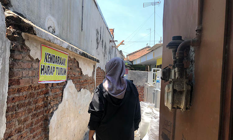 Sejumlah banner bertuliskan &lsquo;Kendaraan Harap Turun&rsquo; terpasang di beberapa titik di sepanjang jalan menuju rumah Sunyoto, Rabu (18/10). Pemasangan banner bagian dari kesepakatan dengan Jumina.