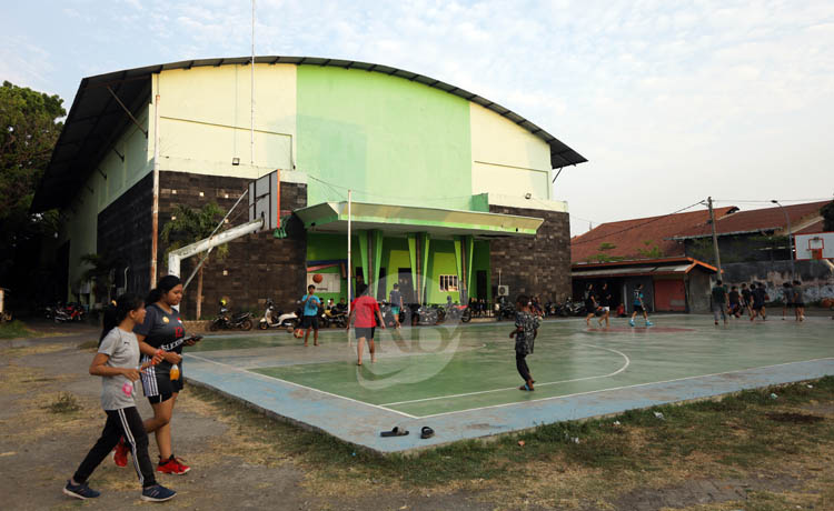 JAGA KESEHATAN: Sejumlah remaja berolahraga di sekitar GOR A. Yani Kota Probolinggo. Sejauh ini, capaian target PAD dari gedung olahraga ini masih nol.
