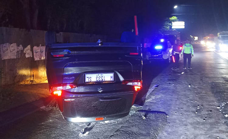 CELAKA: Mobil Suzuki Ertiga yang dikendarai Riswan, terguling usai menabrak truk muat pasir di Jalan Raya Bromo, Rabu (18/10) malam.