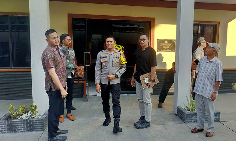 WIN-WIN SOLUTION: Kapolres Pasuruan AKBP Bayu Pratama Gubunagi (tengah) usai pertemuan antara pedagang dan Pemerintah Desa Wonosari, Kecamatan Tutur, Rabu (18/10).