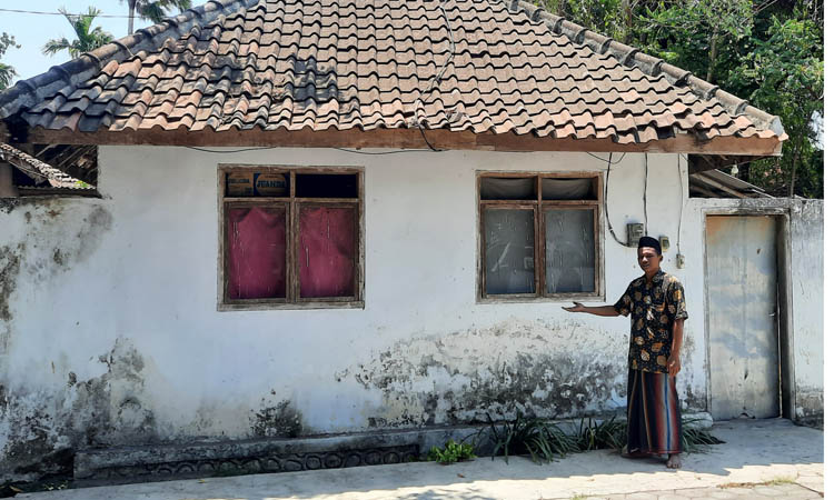 UNTUK TIRAKAT: Kamar yang digunakan Kiai Muhtadin atau Kiai Sekar Al Amri untuk tirakat. Bangunan ini masih asli, hanya atap yang direnovasi dan dicat ulang.