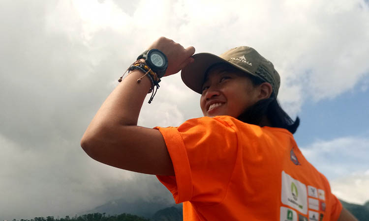 GELANG JAM TANGAN: Salah satu pengguna strap jam tangan dari tali paracord yang merupakan karya Ahmad Bushtomi.