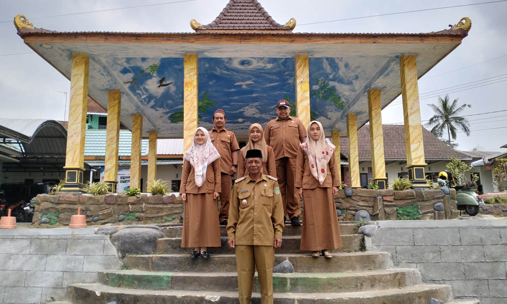 SIAP MELAYANI: Kepala Desa Dawuhansengon Sugianto (paling depan) bersama perangkat desa.