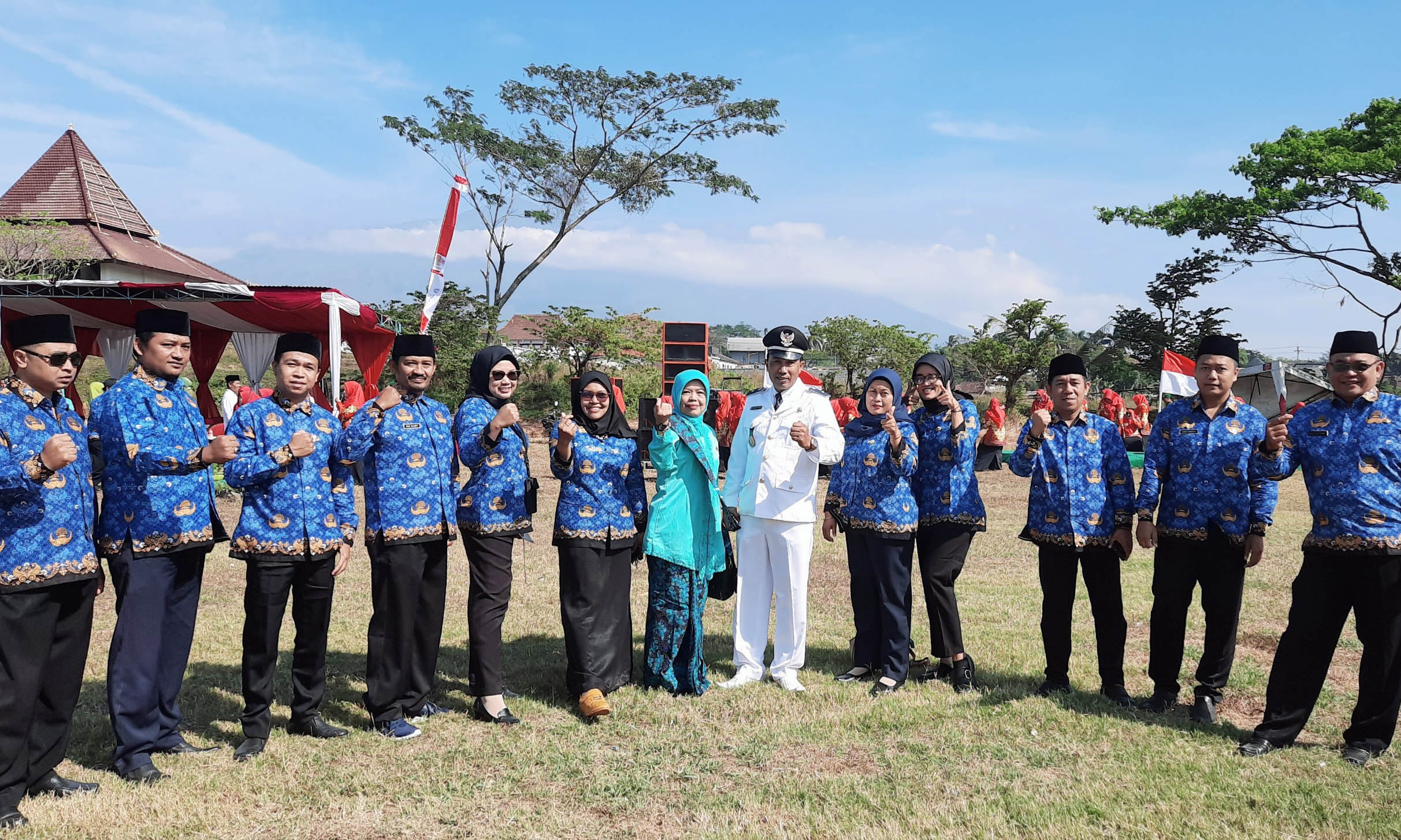 KOMPAK: Kepala Desa Gajahrejo Kasiyono (tengah) berfoto bersama ketua tim Penggerak PKK dan perangkat desa.