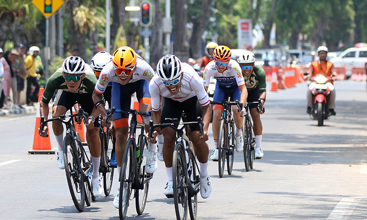 NGEBUT: Peserta di nomor Criterium Men Elite Open melaju kencang menuju garis finish.