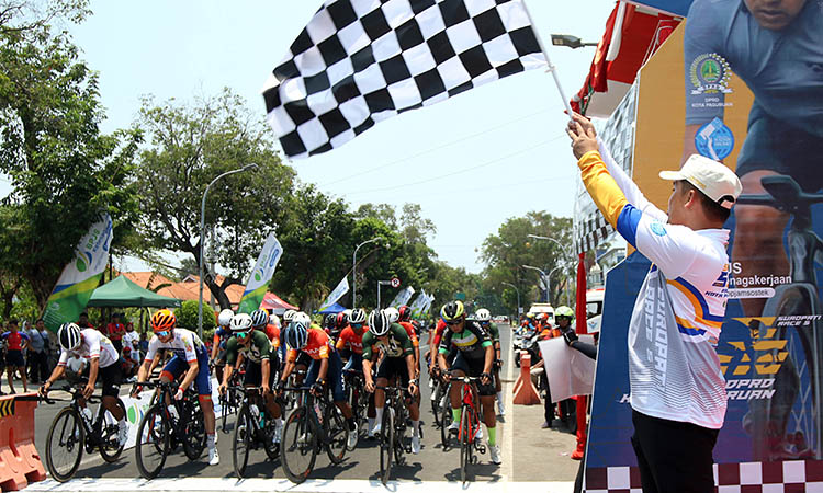SIAP-SIAP: Sejumlah pebalap di nomor Criterium Men Elite Open saat dilepas Wawali Adi Wibowo.