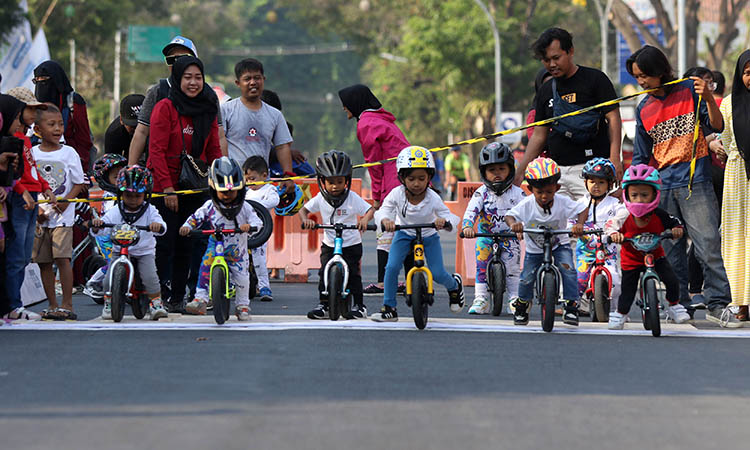 BIKIN GEMAS: Cyclist cilik dari Suropati Pushbike yang ikut meramaikan Suropati Race 5 Minggu pagi (22/10).