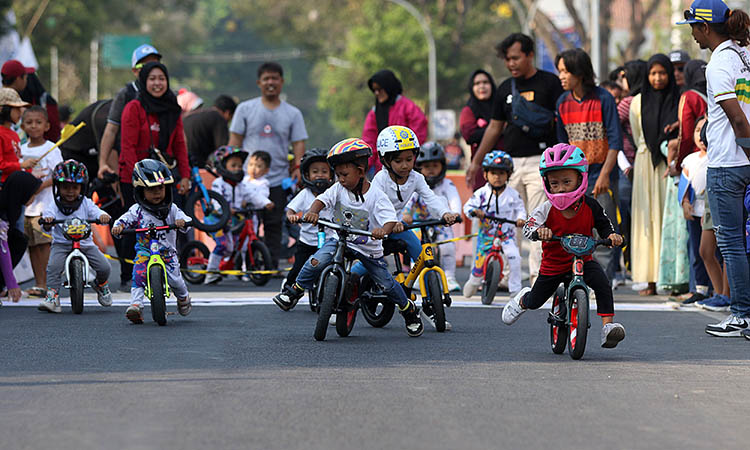 TAK MAU KALAH: Sejumlah bocah saat bertanding di pushbike, sebelum SR5.