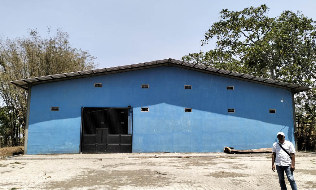 TAK BECEK: Halaman gedung futsal Dusun Bakalan, Desa Gajahrejo, semakin baik setelah dipaving.