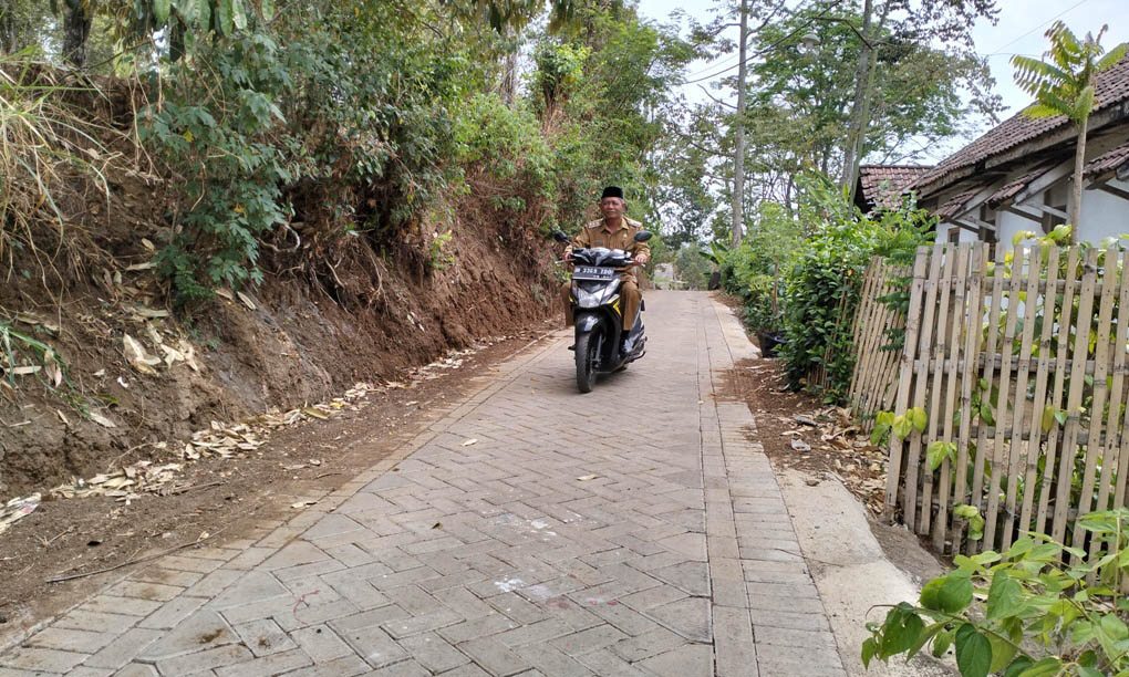 LEBIH BAIK: Salah satu jalan di Dusun Jambean, Desa Dawuhansengon, lebih nyaman dilintasi setelah dipaving.