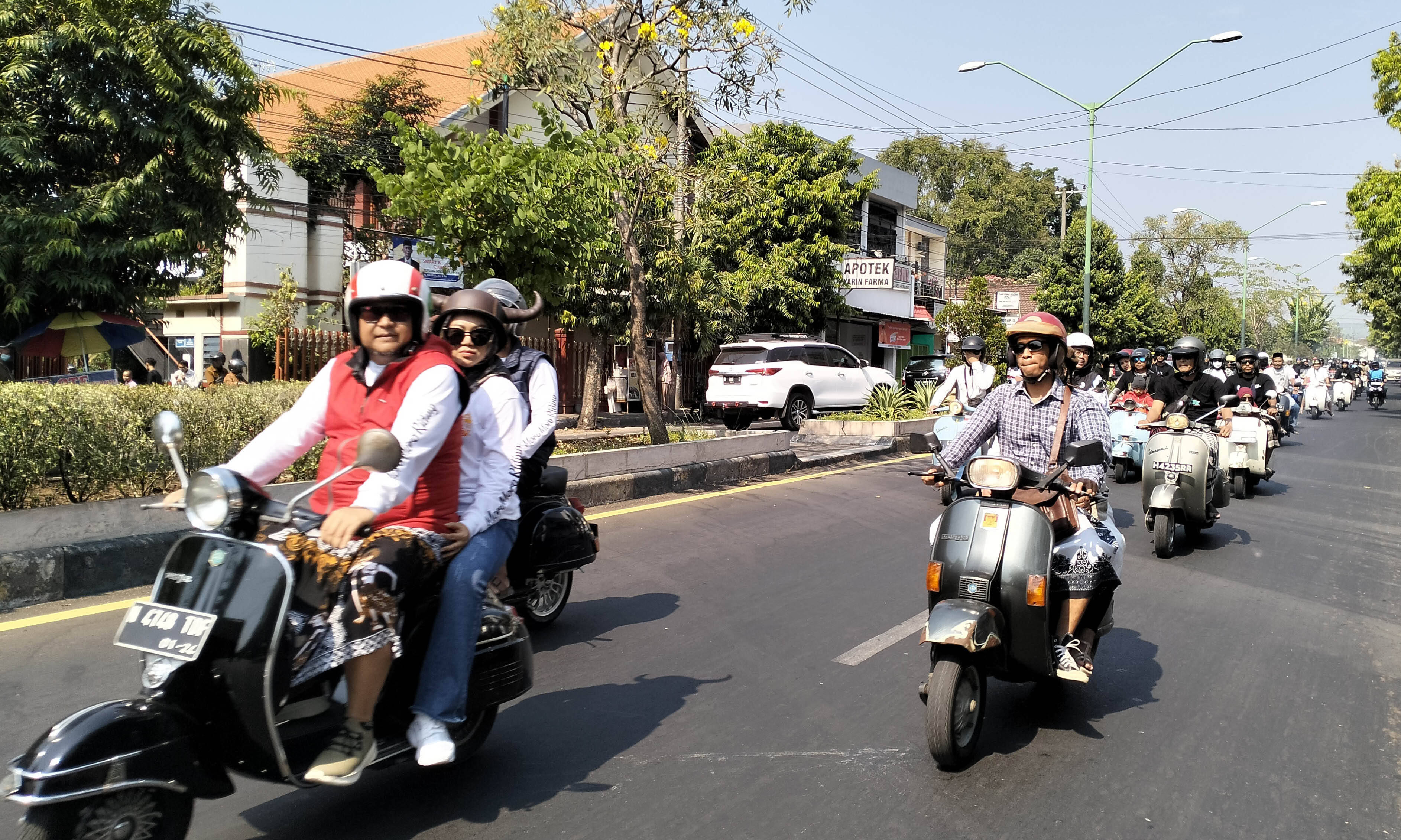 PERINGATI HSN: Touring scooter sarungan saat melintas di jalan A. Yani Pandaan. untuk memperingati hari santri nasional.