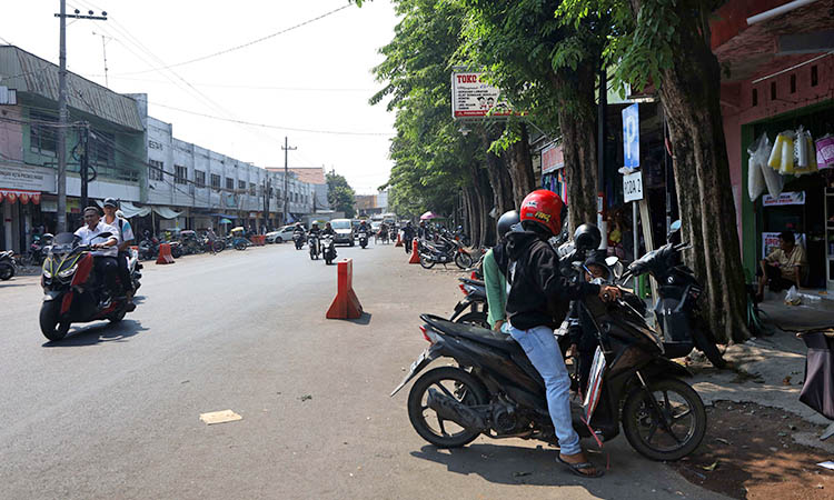 SUMBANG PAD: Salah satu titik parkir tepi jalan Panglima Sudirman, Kota Probolinggo. Tahun depan, tarif parkir di kota mangga bakal naik.