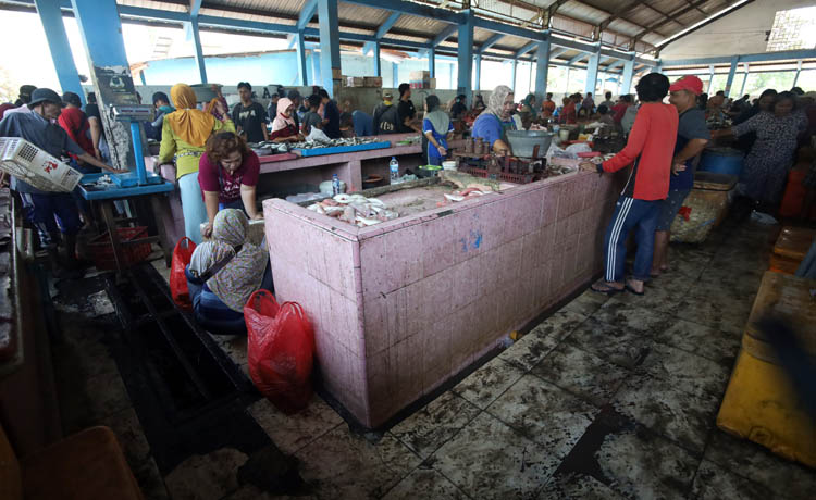 KOTOR-BECEK: Suasana di Pasar Ikan Mayangan saat pagi hari. Kondisi lantai di dalam pasar &nbsp;ini dikeluhkan karena becek dan kotor akibat selokan yang mampet.