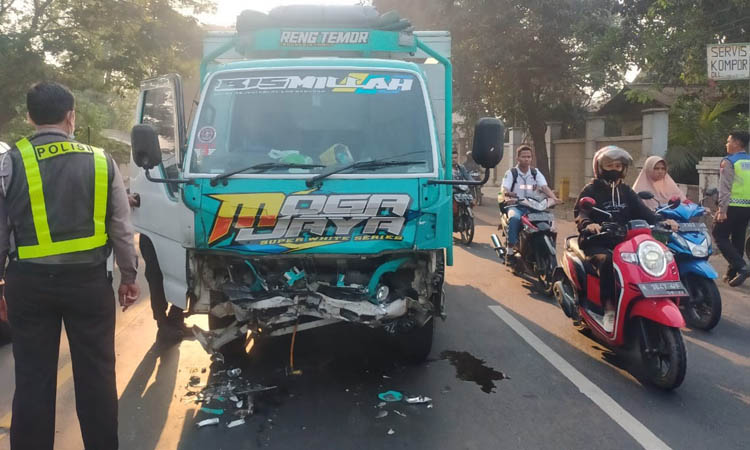 RINGSEK: Truk yang terlibat kecelakaan di Jalur Pantura, Desa Sumberanyar, Kecamatan Nguling, Kabupaten Pasuruan, Senin (23/10).