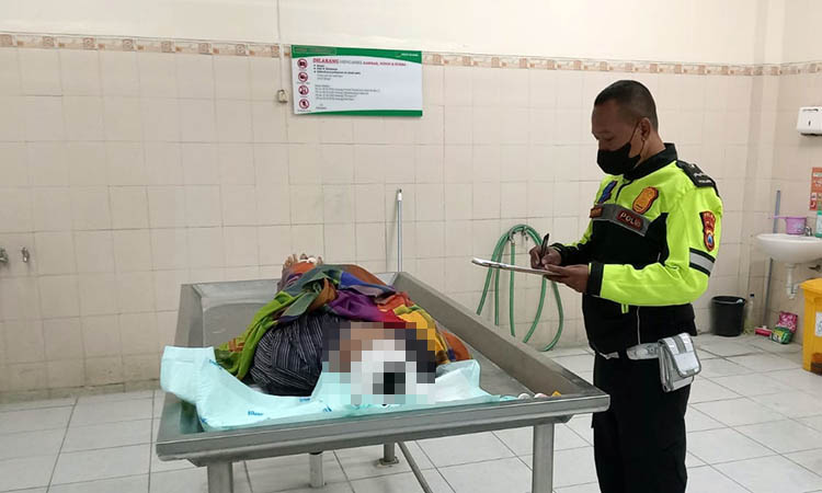 NAHAS: Jenazah korban Ronggo Warsito saat berada di kamar mayat RSUD Bangil.