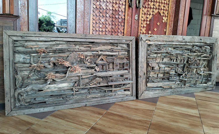 TIGA DIMENSI: Relief kayu karya Rifai yang masih tersimpan di rumahnya.