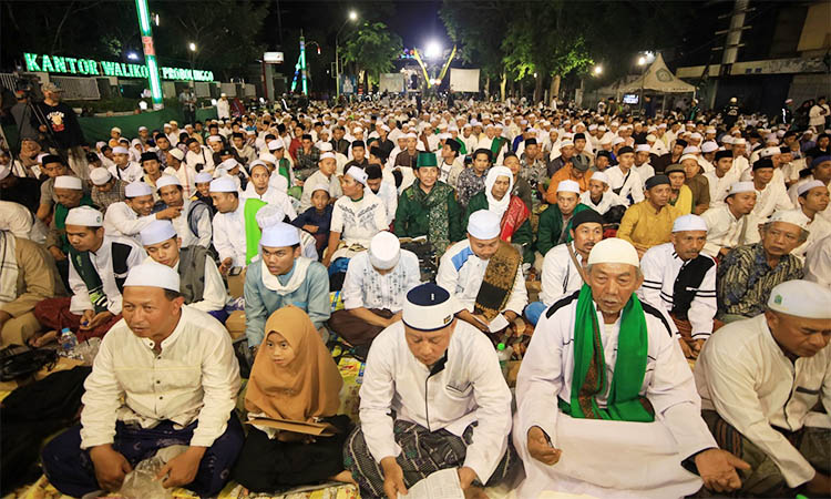 DARI BERBAGAI KOTA: Para jemaah dari Probolinggo dan sejumlah daerah rela datang untuk bermunajat bersama dalam peringatan HSN ke-9 tahun 2023.