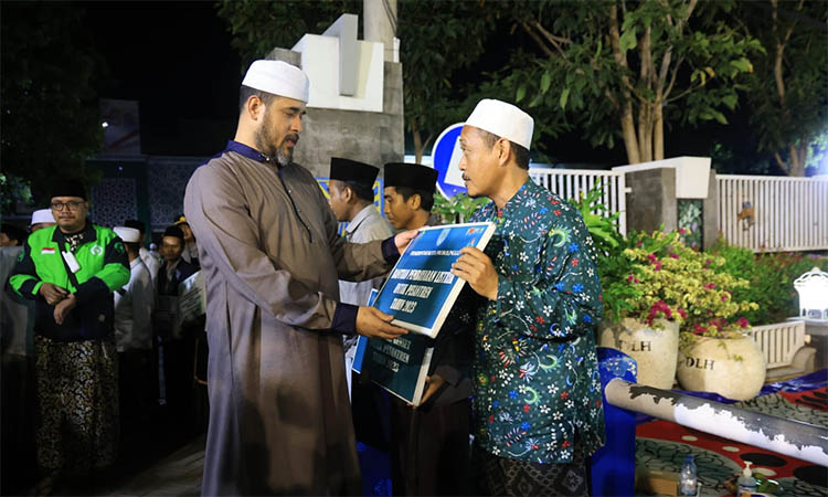 SIMBOLIS: Wali Kota Probolinggo Habib Hadi Zainal Abidin menyerahkan simbolis hibah untuk pondok pesantren berupa genset dan biaya listrik.