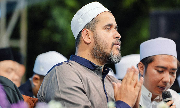 MAAF/EMBAN KEWAJIBAN: Wali Kota Probolinggo Habib Hadi Zainal Abidin.