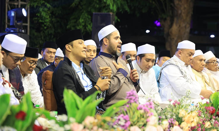 GUS KAUTSAR: KH. Muhammad Abdurrahman Al Kautsar atau Gus Kautsar dari Pesantren Al Falah, Ploso, Modjo, Kabupaten Kediri, memberikan tausiah di hadapan ribuan jemaah.
