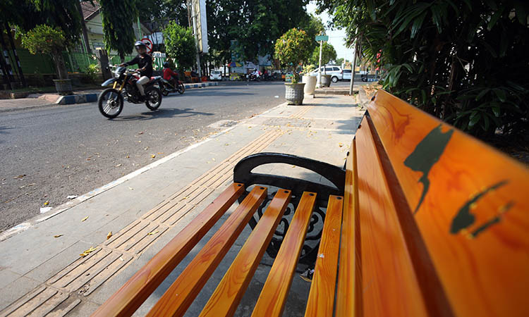 PERLU DIPERBAIKI: Cat salah satu kursi taman di Jalan Suroyo Kota Probolinggo, rusak. Kerusakan ini diduga akibat ulah orang tak bertanggung jawab.