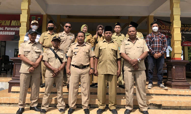 JAGA KEKOMPAKKAN: Kepala Desa Muhamad Sofi&rsquo;i (tengah depan) bersama perangkat Desa Cowek.