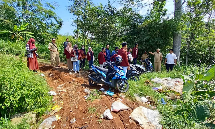 DIGENCARKAN: Program penanganan sampah di Desa Cowek dengan mempersiapkan lahan TPS 3R.