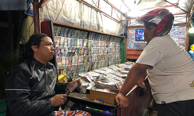 BERTAHAN: Ragam Kaset CD yang dijual Rofi, 42, di Jalan dr Sutomo Kota Probolinggo. Dia punya pelanggan setia kaset CD.