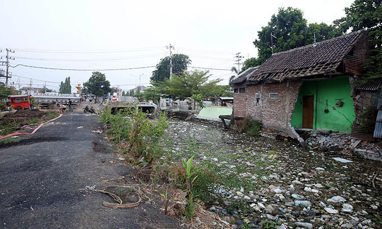 AMBROL: Bangunan salon yang ambrol setelah normalisasi sungai di kawasan Gladak Serang, Kecamatan Kanigaran, Kota Probolinggo. Bangunan ini berdiri di atas plengsengan sungai yang dinormalisasi.