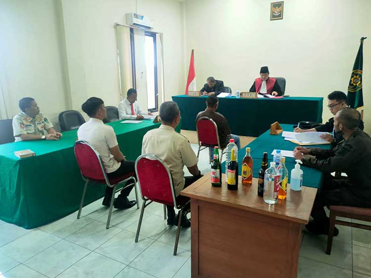 SIDANG: Suasana sidang tipiring tiga PSK dan penjual miras di Mako Satpol PP. (Satpol PP for Radar Bromo)