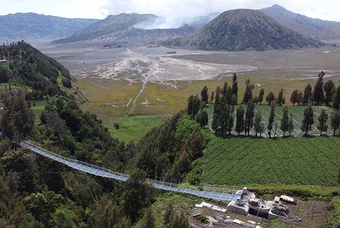BELUM BUKA: Jembatan kaca di kawasan wisata Seruni Point, Kecamatan Sukapura, Kabupaten Probolinggo, ini selesai dibangun. Namun, belum dibuka resmi hingga kini.