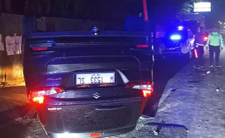 BIKIN HEBIH: Mobil Ertiga yang terguling usai kecelakaan di Kademangan, Rabu (18/10) silam.
