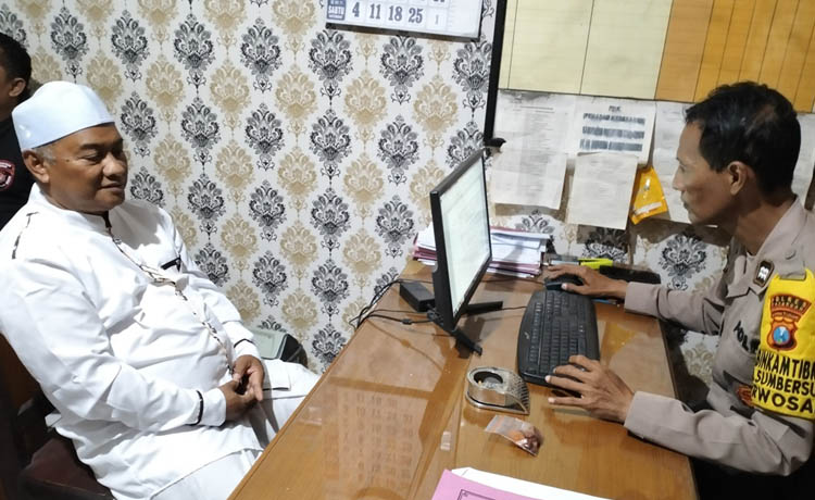 LAPOR POLISI: Habib Yusuf Asegaf saat melapor ke Polsek Purwosari.