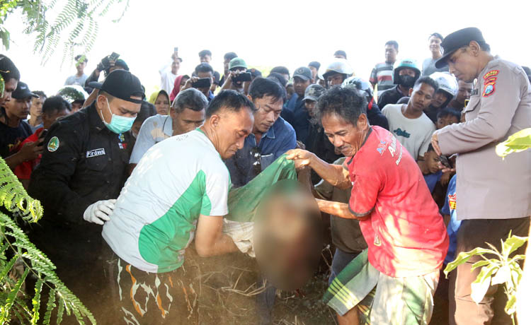 MEREGANG NYAWA: Warga dan petugas membawa jenazah korban dari lokasi kejadian.