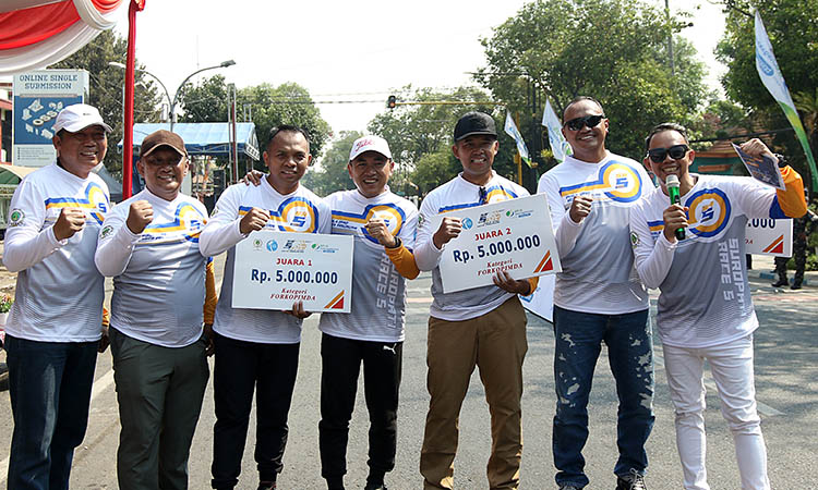 CUAP-CUAP: Emil (paling kanan) saat menjadi MC di acara Suropati Race.