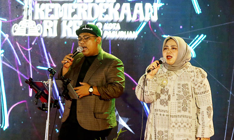 HARUS TETAP MERDU: Evi Rosdiana Dewi ketika menyanyi di acara awarding Lomba Video Kota Pasuruan.