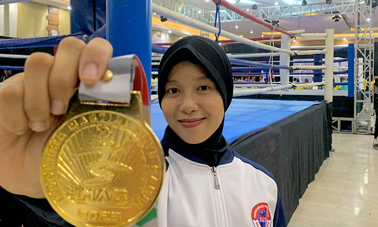 ON FIRE: Novita Dwi Darmayanti menunjukkan medali emas Kejuaraan Kickboxing Indonesia yang juga jadi kualifikasi PON XXI di Aceh-Sumut.