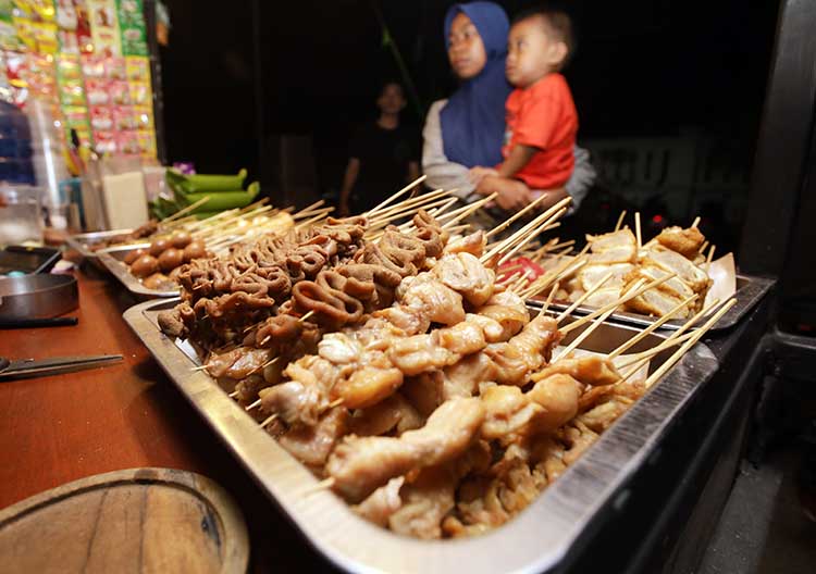 TUNGGU MATANG: Sate-satean pilihan konsumen dipanggang sebelum disajikan. Di angkringan, pelanggan bisa memilih sendiri sate-satean yang akan dipanggang.